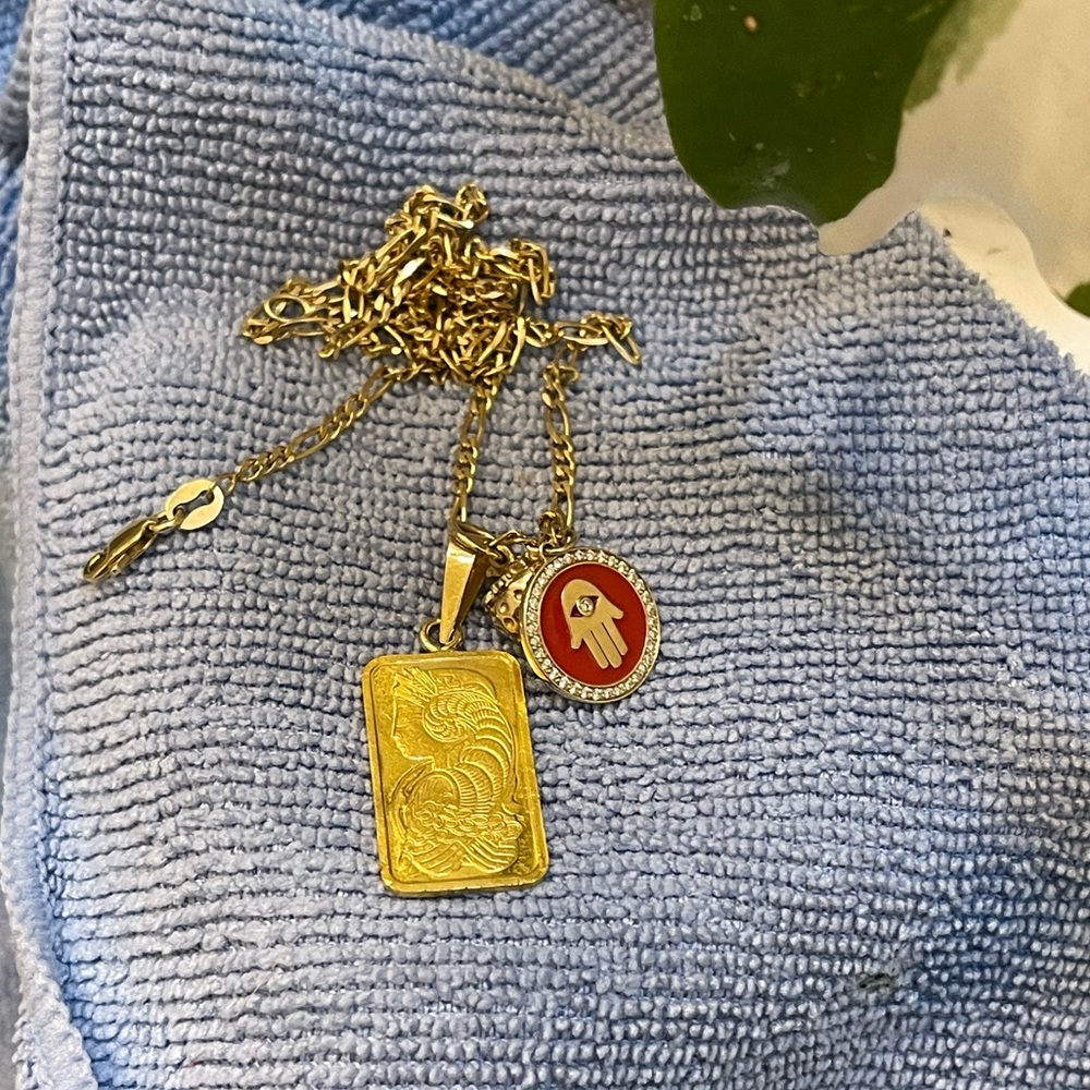 Suisse 5 g gold pendant